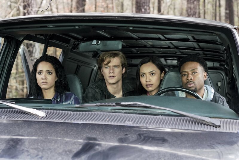 Riley Davis (Tristin Mays), MacGyver (Lucas Till), Desi (Levy Tran) und Wilt Bozer (Justin Hires) – Bild: PLURIMEDIA (CBS Broadcasting, Inc)