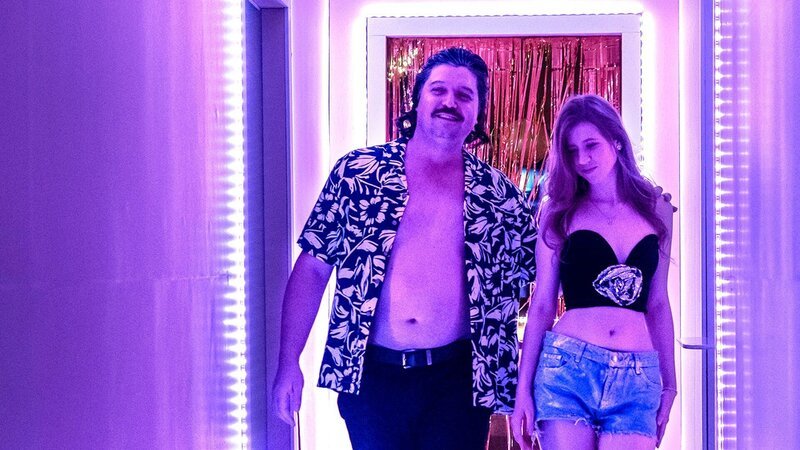 Ein Mann und ein Mädchen in einem Bordell. – Bild: A+E NETWORKS