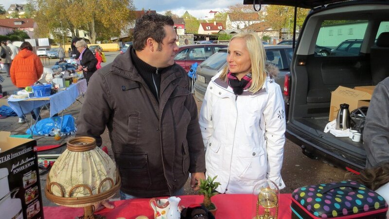 Hardy und Miriam auf dem Flohmarkt. – Bild: RTL II