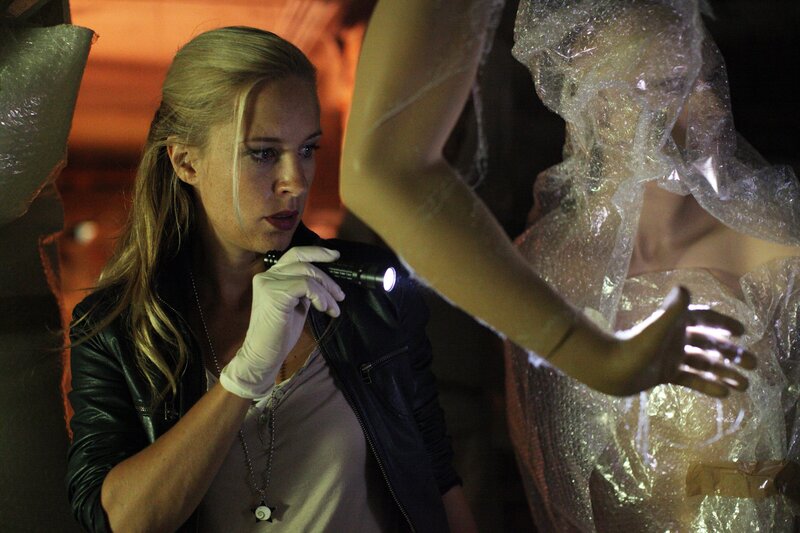 Im Keller des Ateliers des ermordeten Künstlers macht Revierinspektorin Penny Lanz (Lilian Klebow) mehr als eine interessante Entdeckung. – Bild: ZDF und Petro Domenigg