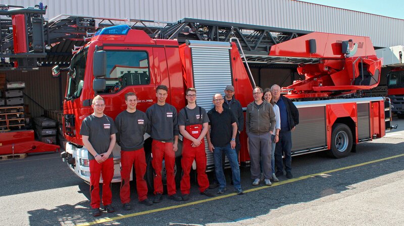 Nicht nur außen, sondern auch innen müssen alle Kabel und Leitungen im Feuerwehrauto am richtigen Platz sein: Darum kümmern sich das „Team Innenausbau“. – Bild: WDR/​Flash Film