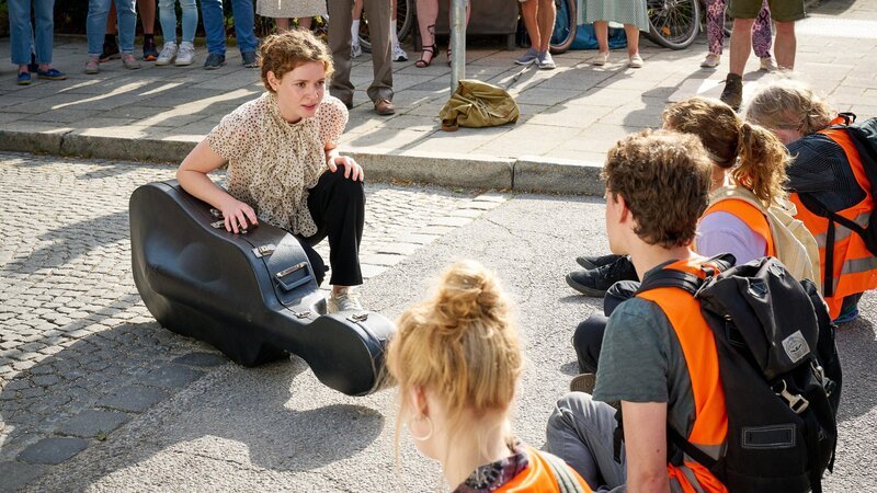 Auch Cellistin Ava (Nadja Sabersky, l.) landet auf dem Weg zum Vorspiel im Stau und gerät in eine Zwickmühle: Eigentlich unterstützt sie das Anliegen der Protestierenden, aber hier geht es um ihre Zukunft! – Bild: ZDF