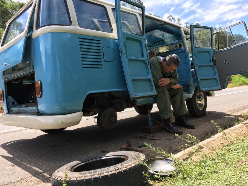 Michael Manousakis with VW Bullis – Bild: Discovery