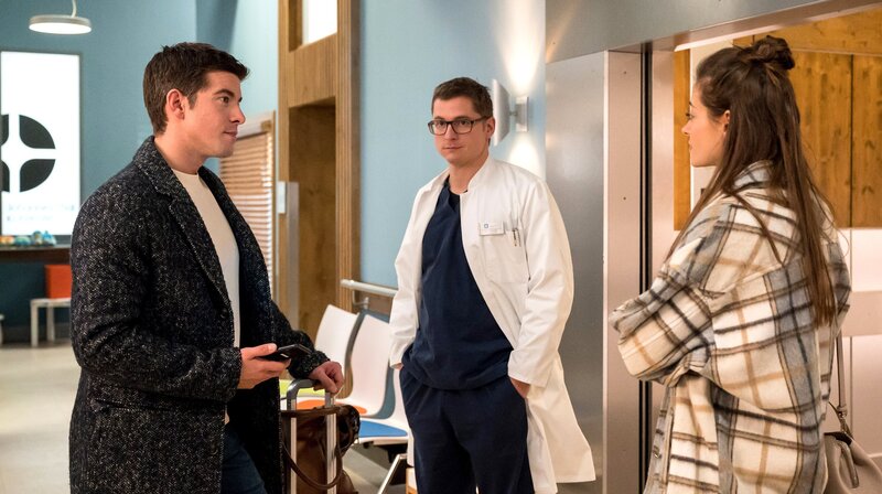 Zoe will das Krankenhaus verlassen, um bei Töchterchen Mira zu sein. Doch dann hört sie die Zwillinge schreien … – Bild: ARD/​Jens-Ulrich Koch