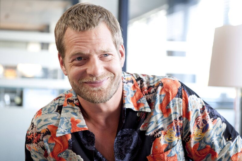 (3. Staffel) – Hat einen Nebenbuhler und eine neue Kollegin, die ihn aus der Fassung bringen: Mick (Henning Baum) … – Bild: Martin Rottenkolber