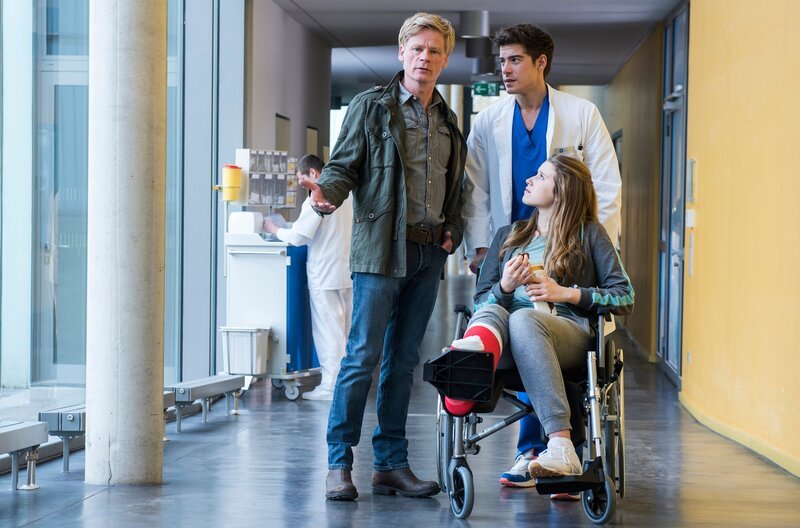 SENDER: ARD – SENDETITEL: In aller Freundschaft – Die jungen Ärzte Folge 152 – UNTERTITEL: Unter Druck – CAPTION: ARD IN ALLER FREUNDSCHAFT – DIE JUNGEN ÄRZTE FOLGE 152, „Unter Druck“, am Donnerstag (23.08.18) um 18:50 Uhr im ERSTEN..Pias (Katharina Stark, l.) Vater Gregor Lichter (Gunnar Teuber, l.) erklärt Ben (Philipp Danne, r.), dass er sich Sorgen macht, dass Pia die Abschlussprüfung verpassen könnte und damit ihre Chance aufs Abitur..© ARD/​Jens-Ulrich Koch, honorarfrei – Verwendung gemäß der AGB im engen inhaltlichen, redaktionellen Zusammenhang mit genannter ARD-Sendung bei Nennung „Bild: ARD/​Jens-Ulrich Koch“ (S2+). ARD-Programmdirektion/​Bildredaktion, Tel: 089/​5900⁠–⁠23534, Fax: 089/​550⁠–⁠1259, bildredaktion@DasErste.de – Bild: ARD/​Jens-Ulrich Koch