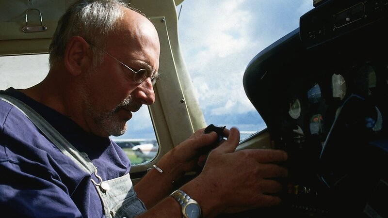 Das lässt Peter (Peter Lustig) sich nicht zweimal sagen. Wann hat er schon mal die Gelegenheit, in einem Cockpit zu sitzen? Wo es da doch so viele interessante Knöpfe und Hebel gibt. – Bild: ZDF und Studio TV./​Studio TV