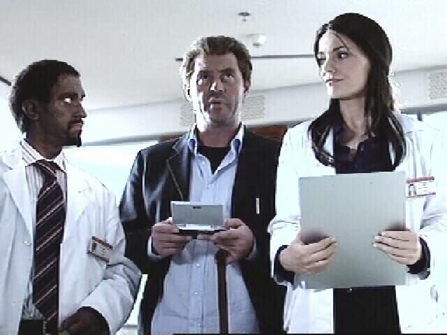 Dr. House (Michael Müller, M.) und seine Kollegen (Peter Nottmeier, l.; Martina Hill, r.) bei der Visite ... – Bild: ProSieben Dr. House (Michael Müller, M.) und seine Kollegen (Peter Nottmeier, l.; Martina Hill, r.) bei der Visite ... – Bild: ProSieben
