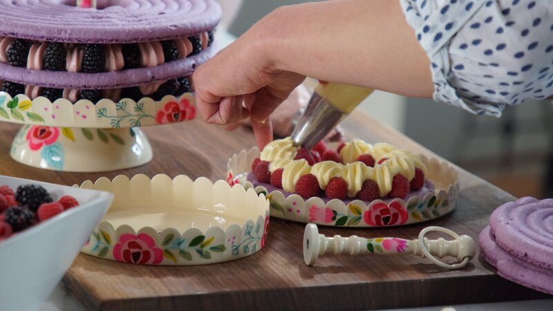 Gesine pipes icing as seen on Baked in Vermont Season 2 – Bild: Television Food Network, G.P.