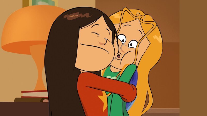 Wendy zerquetscht Marine fast in einer dicken Umarmung. – Bild: NDR/​Bamboo Production/​Samka Productions