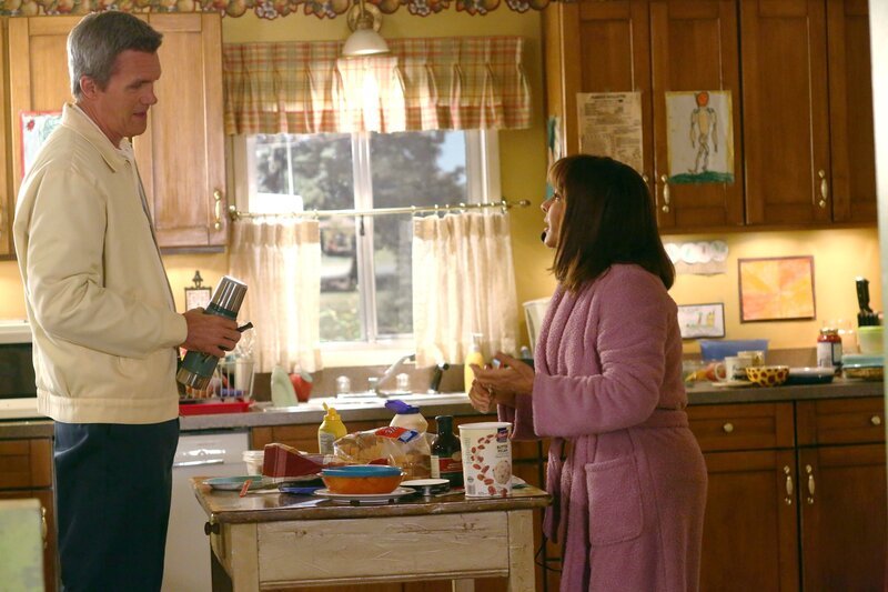 Mike (Neil Flynn, l.); Frankie (Patricia Heaton, r.) – Bild: Warner Brothers