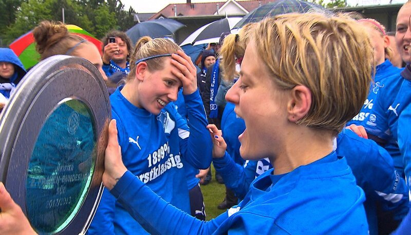 ARD/​NDR SPÜRNASE, FÄHRTENSAU & CO. (10), „Aufstieg dank Pferdestärke“. Stürmerin Susanne Härtel freut sich über den Aufstieg. – Bild: NDR/​5ǀ14 FILM