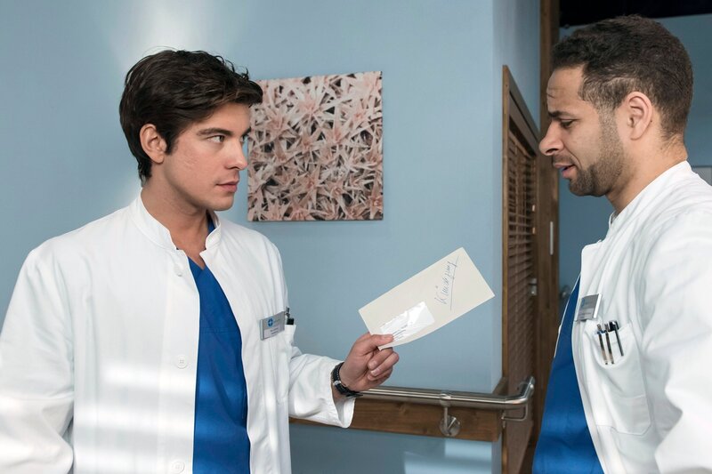 Ben Ahlbeck (Philipp Danne, l.); Dr. Moreau (Mike Adler, r.) – Bild: WDR/​ARD/​Jens Ulrich Koch