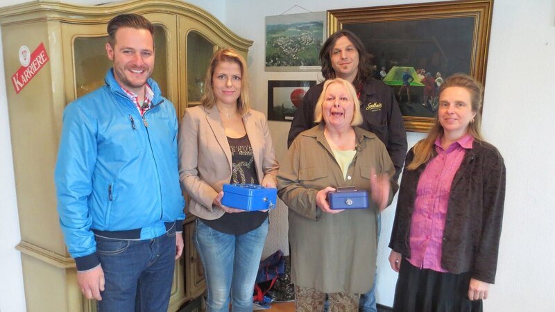 Hausflohmarkt: v.li. Andreas Bierschock, Christina, Johanna und Christian Kamphausen, Iris Heidenreich – Bild: RTL II