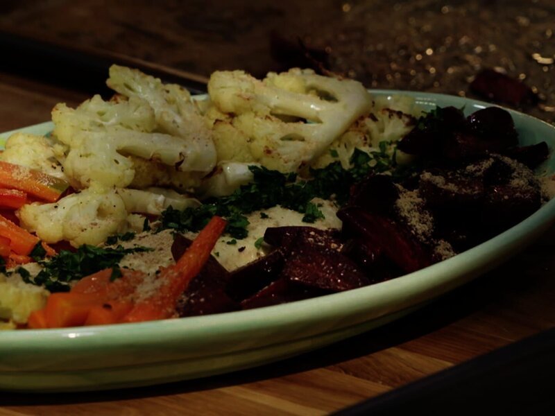 Gebackene Wurzeln mit Hummus – Bild: tv.gusto
