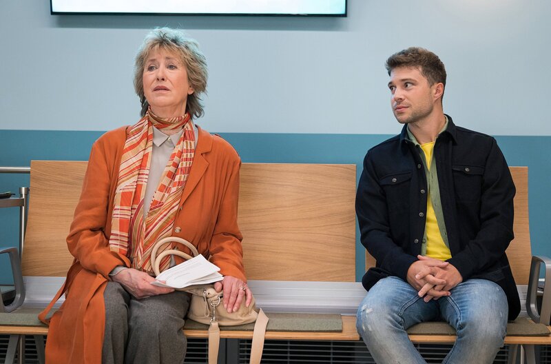 Dr. Ina Schulte (Isabell Gerschke) und Dr. Philipp Brentano (Thomas Koch) haben gerade erfahren, dass Sarah Marquardt und Philipps Frau Arzu mit einer Hochschwangeren im Fahrstuhl stecken geblieben sind. – Bild: MDR/​Saxonia Media/​Rudolf Wernicke