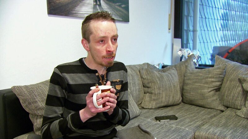 Alkoholikr Ben (33) möchte alleine einen kalten Entzug machen. Er leidet bereits jetzt unter Entzugserscheinungen.. – Bild: RTLZWEI