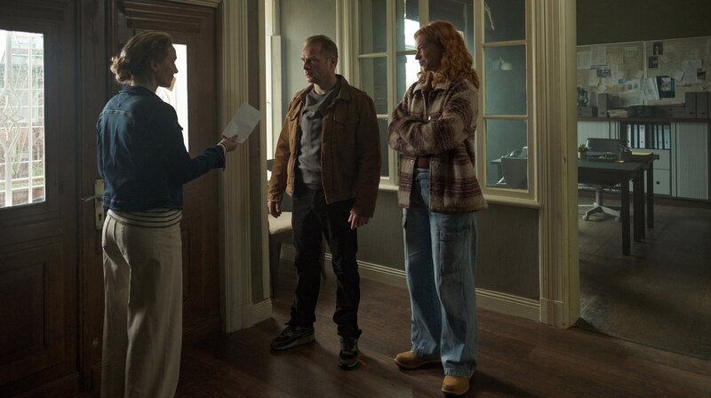 Hannah Wagner (Jana Klinge, l.) bringt Hauke Jacobs (Hinnerk Schönemann) und Jule Christiansen (Marleen Lohse) überraschende Neuigkeiten aus ihrem Urlaub mit. – Bild: NDR/​Gordon Timpen