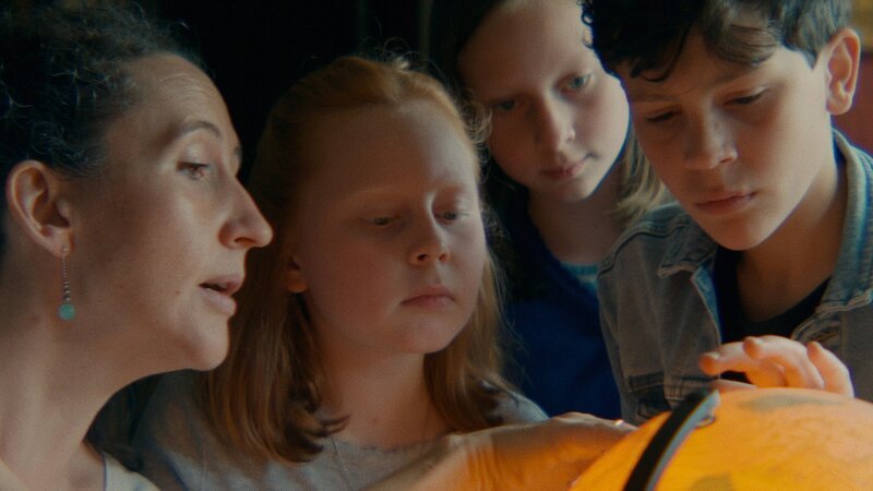 Wenn Eltern sterben, gilt es, Abschied zu nehmen. Nicht nur von Menschen, sondern auch von Dingen, welche sie ein Leben lang begleitet haben. – Bild: SRF/​Docmakers