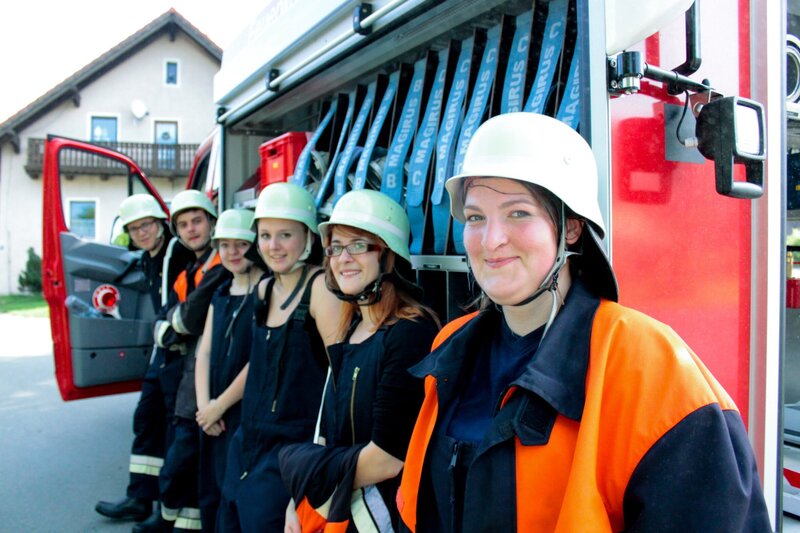 Gastgeberin Johanna Bauer (rechts) und Mitglieder der Freiwilligen Feuerwehr Bernried. – Bild: BR/​megaherz gmbh