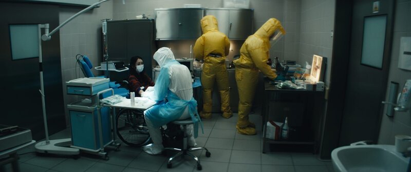 Evelins (Emily Kusche) Blut wird auf Antikörper untersucht. – Bild: ZDF und Stefan Erhard