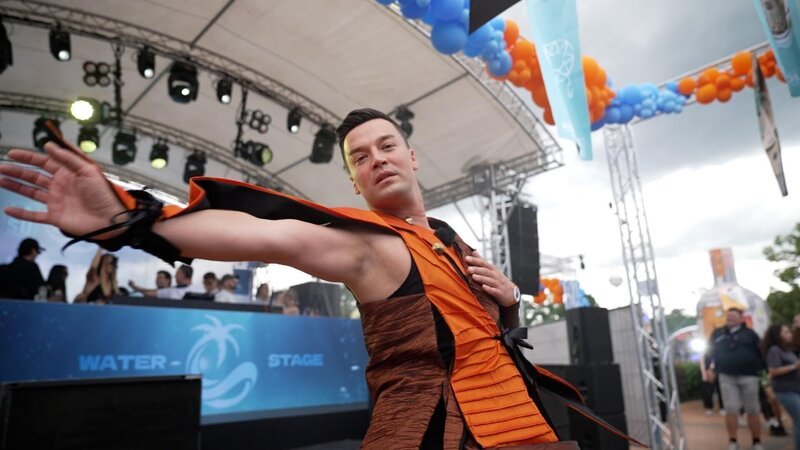 Tänzer Lukas Deiters tanzt vor großem Publikum. – Bild: RTL /​ TVN FACTUAL ENTERTAINMENT /​ Backstage, Bass und blanke Nerven – Frankfurts größtes Techno-Festival  (Teil 1)