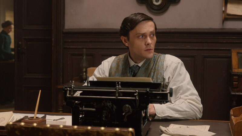 Ernest (Tyger Drew-Honey) an seiner Schreibmaschine – Bild: Crime + Investigation