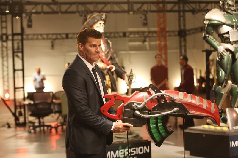 Die Ermittlungen im Mordfall an dem Millionär und Spieleentwickler Robertson führt Booth (David Boreanaz) in das Herzstück der Spieleentwicklung. – Bild: RTL