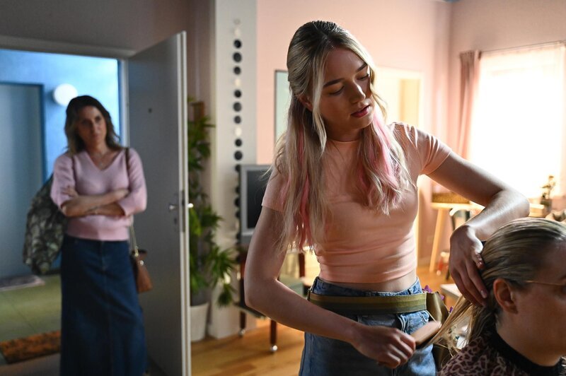 Daniela (Berrit Arnold, l.) erkennt überrumpelt, dass Nele (Maria Müller) ihre Wohnung zweckentfremdet. – Bild: RTL /​ Julia Feldhagen /​ Funkenflug in der Nacht