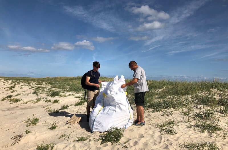 Plastik im Meer: Alle zwei Jahre sammeln freiwillige Helfer auf der menschenleeren Insel Mellum den aus dem Meer angespülten Plastikmüll ein. Bei der letzten Sammlung wurden 15 solcher großen weißen BigBags voll. – Bild: NDR/​nonfictionplanet