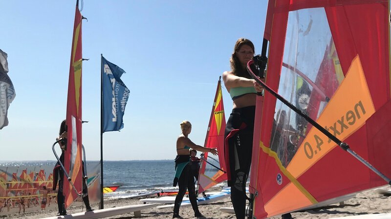 Jeder Surfkurs beginnt mit Trockenübungen am Strand. – Bild: NDR/​Maik Vukan
