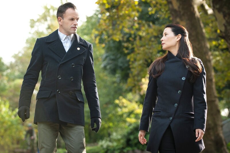 Im Fall des vermissten Kollegen führt die Spur Watson (Lucy Liu, r.)  und Holmes (Jonny Lee Miller, l.) zu einer weiteren Person, die verschwunden ist … – Bild: PLURIMEDIA (CBS Broadcasting Inc./​ Jeff Neumann)