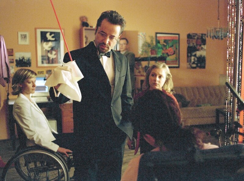 Eben noch am Flügel, jetzt schon am Tatort. Prof. Karl-Friedrich Boerne (Jan Josef Liefers) hatte auf Vermittlung durch seine Assistentin Silke Haller (Christine Urspruch, re) gerade ein Klavierkonzert in einem Behindertenwohnheim gegeben. Doch dann wird die Wohltätigkeitsversammlung unterbrochen. Eine Bewohnerin des Heims ist vergiftet worden. – Bild: rbb/​WDR/​Michael Böhme