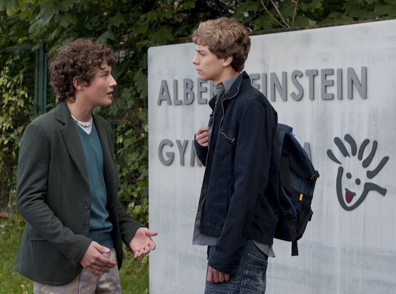 Sándor (Lennart König, li.) macht Tamas (Edzard Ehrle, re.) klar, dass ihr Plan zu platzen droht, weil bald ein Foto des echten „Sándor“ in der Zeitung erscheinen wird. – Bild: MDR/​Anke Neugebauer