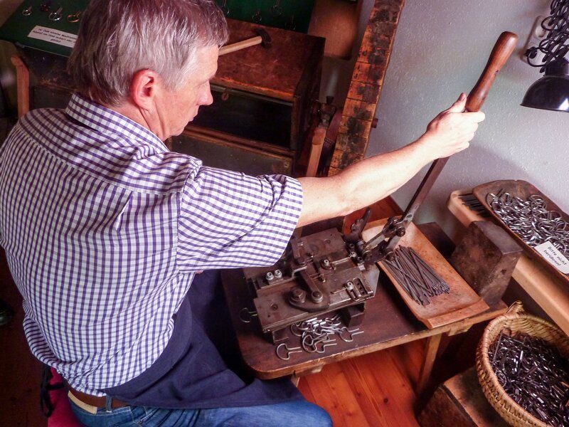 Karl Schwarz – Maultrommelerzeuger. – Bild: ORF