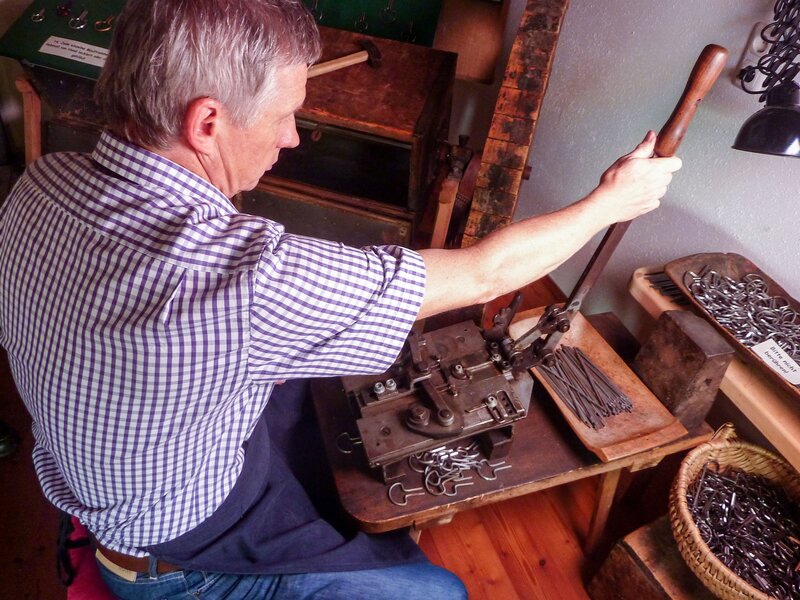 Karl Schwarz – Maultrommelerzeuger. – Bild: ORF