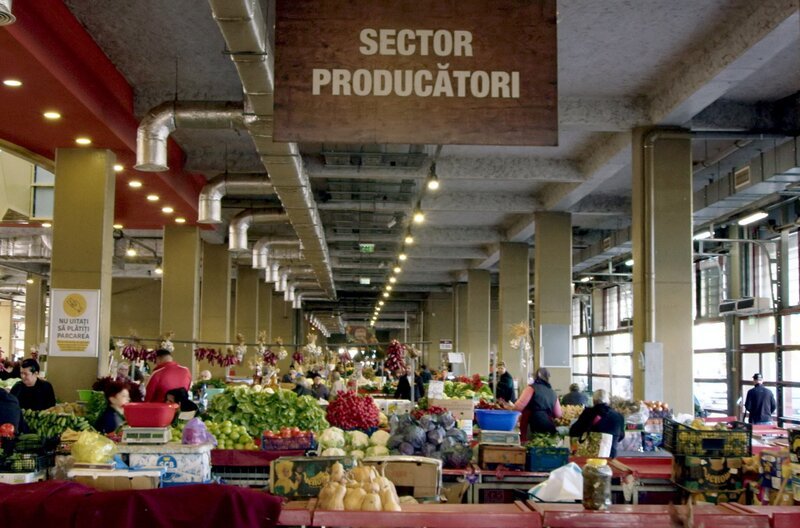 Seit dem 18. Jahrhundert ist der Obor-Markt das pulsierende Herz der kulinarischen Szene Bukarests – ein überdachtes Labyrinth aus Farben, Düften und Erinnerungen. – Bild: ZDF /​ Dragos/​Hanciu