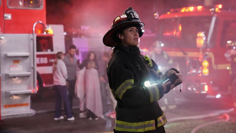 Station 19 Staffel 6 Folge 7 Die Lage ist ernst: Jaina Lee Ortiz als Andy Herrara – Bild: SRF/​Motion Picture/​ABC Signature