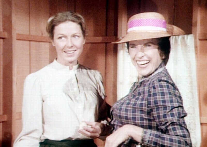 Mrs. Oleson (Katherine MacGregor, r.) gratuliert Caroline (Karen Grassle, l.) zur Erbschaft ihres Mannes. – Bild: Sat.1 Gold