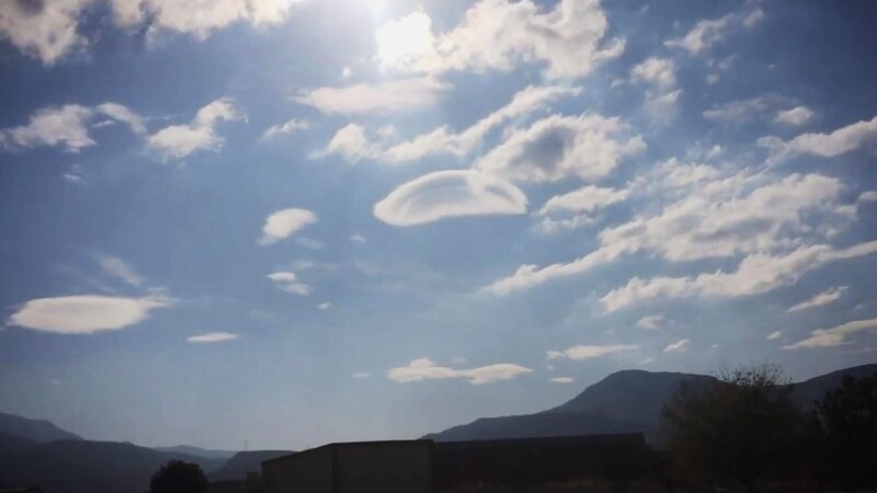 Seltsame Formen von Wolken. – Bild: Warner Bros. Discovery