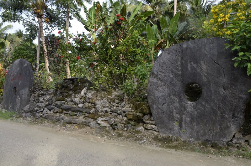 Massive Steinscheiben, die auf einer tropischen mikronesischen Insel im Pazifischen Ozean gefunden wurden, offenbaren ein einzigartiges Handelssystem. – Bild: Adam Thompson /​ National Geographic