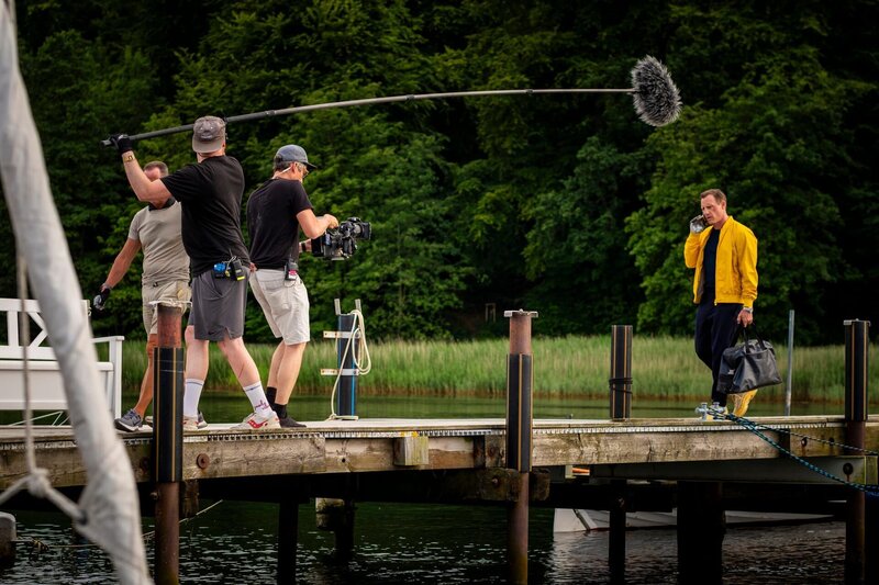 Patrick Kalupa alias Dr. Nice spielt eine Szene auf einem Steg an der Flensburger Förde. – Bild: ZDF und Gordon Muehle