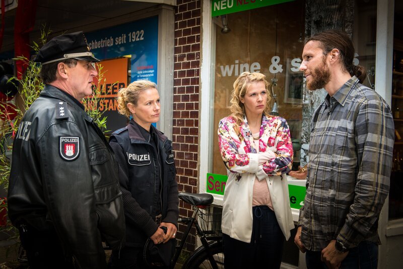 Nina Hell (Tina Amon Amonsen, 2.v.r.) ist sich sicher, dass Frank Wehner (Knut Berger, r.) hinter dem Einbruch in ihrem Laden steckt. Franzi (Rhea Harder-Vennewald, 2.v.l.) und Hans (Bruno F. Apitz, l.) bitten ihn, zur Befragung mit aufs Revier zu kommen. – Bild: ZDF/​Boris Laewen