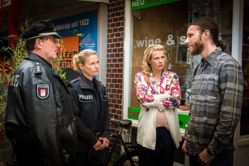 Nina Hell (Tina Amon Amonsen, 2.v.r.) ist sich sicher, dass Frank Wehner (Knut Berger, r.) hinter dem Einbruch in ihrem Laden steckt. Franzi (Rhea Harder-Vennewald, 2.v.l.) und Hans (Bruno F. Apitz, l.) bitten ihn, zur Befragung mit aufs Revier zu kommen. – Bild: ZDF/​Boris Laewen