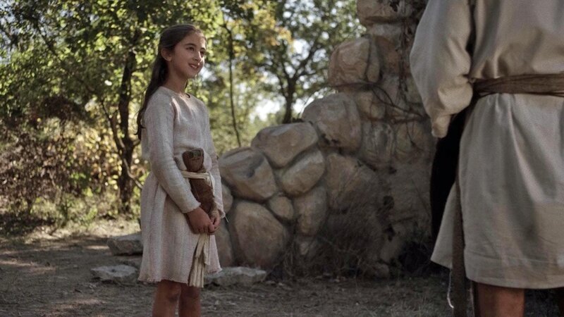 (v.l.) Abigail (Reina Ozbay), Jesus (Jonathan Roumie) – Bild: Bibel TV