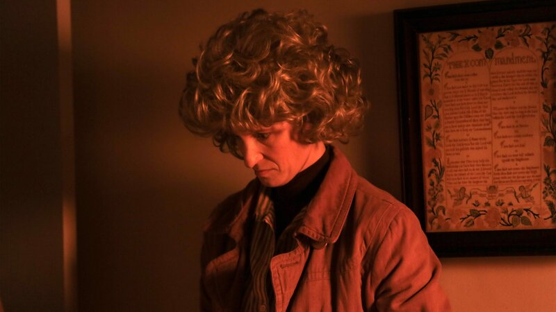 Ariane Reinhart (Betty Lou) looks down at dead body – Bild: Discovery Communications, LLC