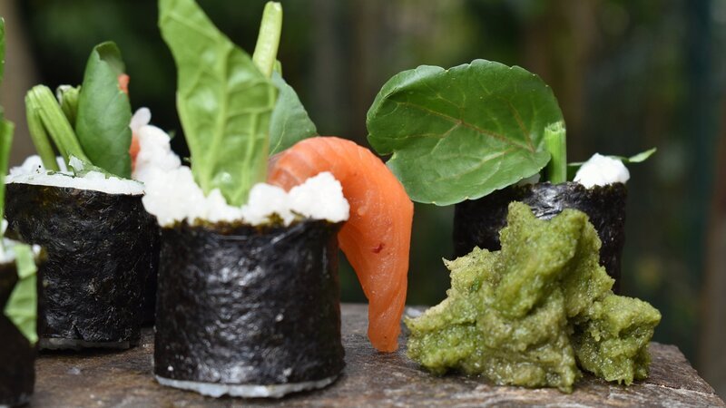 Zu Tisch Essonne – Frankreich Forellenmaki mit geriebenem Wasabi – Bild: SRF/​Berlin Producers Media/​Gero von Marientreu