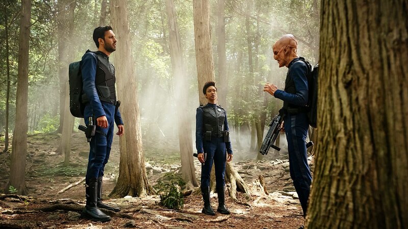 Ash Tyler (Shazad Latif), Michael Burnham (Sonequa Martin-Green) und Saru (Doug Jones) – Bild: Tele 5