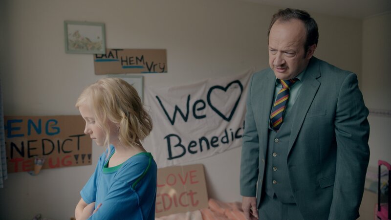 Job Kleverlaan (Rein Hofman) hat eine wichtige Information für Lena (Isa Jansen). – Bild: SWR/​AVROTROS/​Fiction Valley