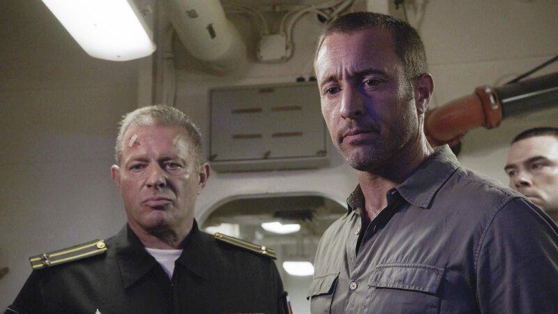 Steve McGarrett (Alex O’Loughlin, r.) hat es in das U-Boot geschafft. Kann er Vasili Shirokov (Costas Mandylor, l.) mit seiner Information helfen und die Insel vor einem Mörder beschützen? – Bild: CBS Broadcasting, Inc. All Rights Reserved